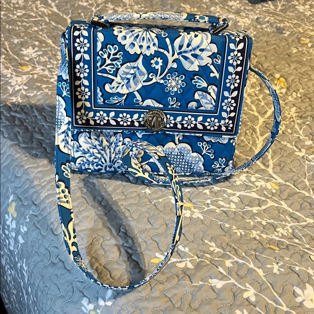 NWOT Vera Bradley bag. Structured bag!! Absolutely perfect!! This bag is so cute - Picture 4 of 5